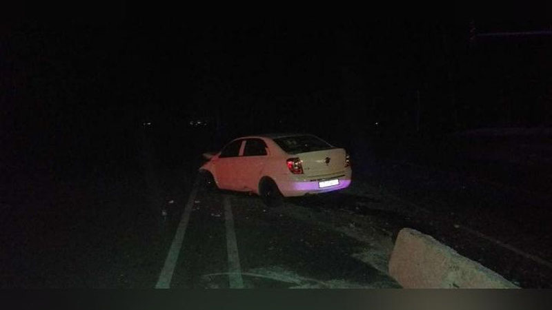 Изрображение 'ДТП под Ташкентом: водитель "Кобальта" не увидел бетонные блоки на дороге (видео)'