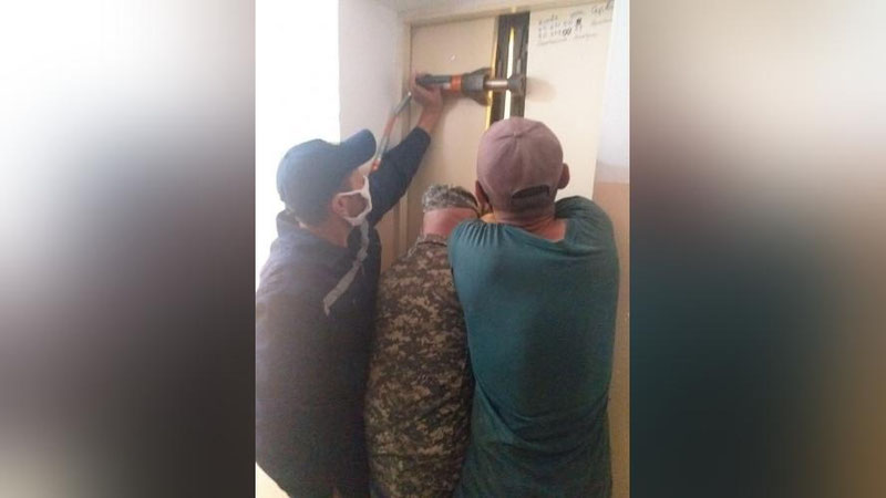 Изрображение 'Спасатели в Термезе вызволили из неисправного лифта 6-летнюю девочку'