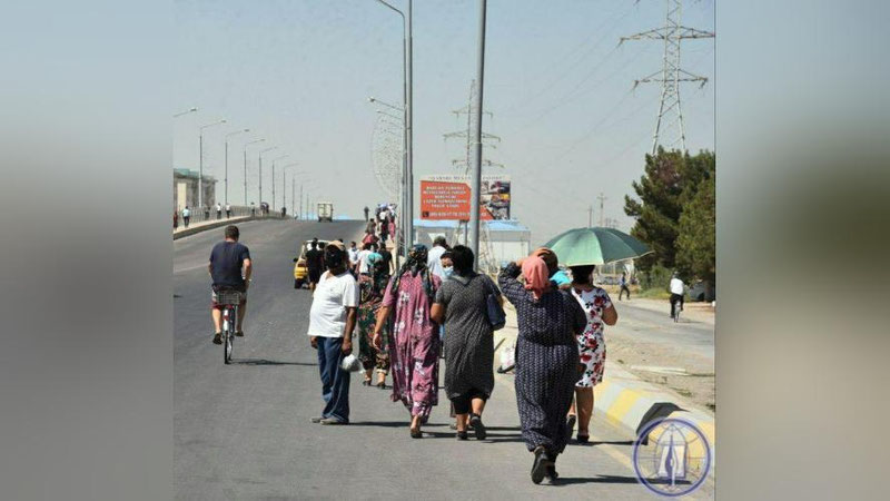 Изрображение 'Транспортный локдаун в Карши вызвал появление толп пешеходов на улицах'