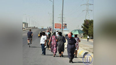 Изрображение 'Транспортный локдаун в Карши вызвал появление толп пешеходов на улицах'