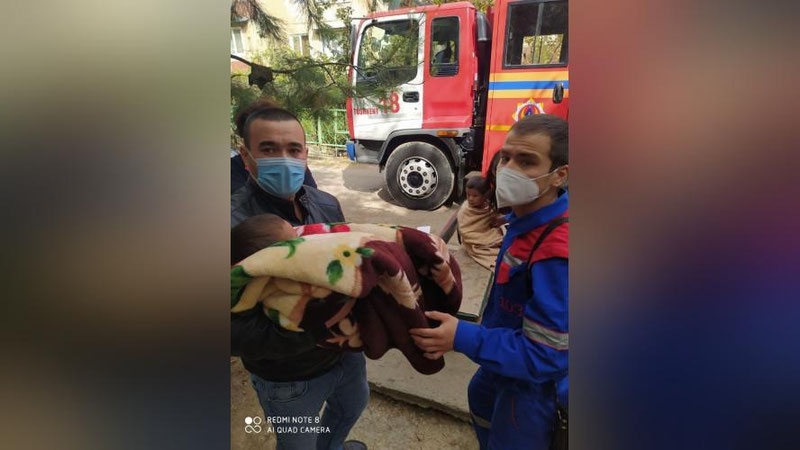 Изрображение 'Из загоревшейся квартиры на Юнусабаде спасли двух детей'