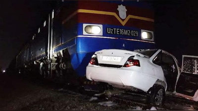 Изрображение 'Под Бухарой водитель и пассажир "Нексии" погибли после столкновения с поездом (видео)'