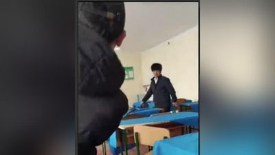 'Farg`onada 11-sinf o`quvchisi o`qituvchisining ko`z oldida pirotexnika vositasini portlatdi (video)'ning rasmi
