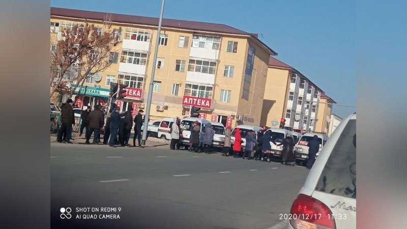 Изрображение 'В Нукусе женщины из-за задержки выплат перекрыли дорогу: комментарий Минтруда'