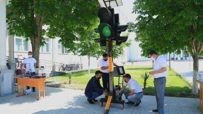 Изрображение 'Студенты в Фергане изобрели "умный" и мобильный светофор'