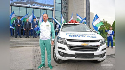 Изрображение 'Президент присвоил альпинисту Сергею Денисенко почетное звание и подарил автомобиль'