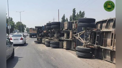 Изрображение 'В Ташкентской области на дороге опрокинулся грузовик'