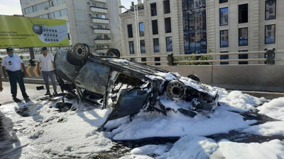 Изрображение 'На мосту по улице Мукими в Ташкенте после ДТП загорелся "ВАЗ 2214"'