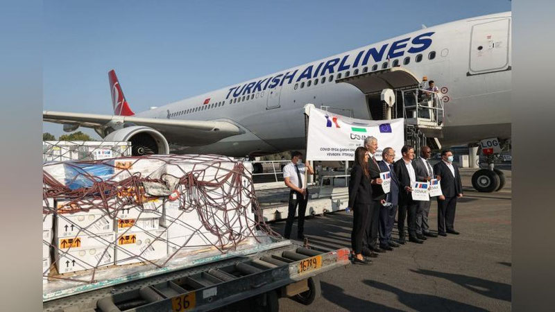 Изрображение 'В Ташкент доставили 276 тысяч доз вакцины AstraZeneca (фото)'