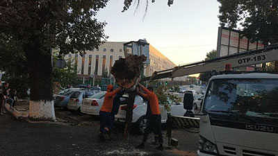 Изрображение 'В Ташкенте упавшее дерево повредило три автомобиля (видео)'