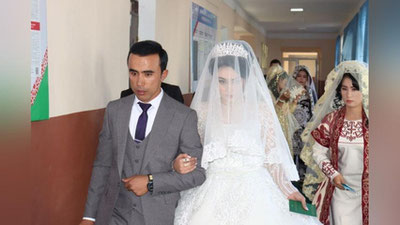 Изрображение 'Право выбора: новобрачные в Узбекистане не прошли мимо важного политического события (фото, видео)'