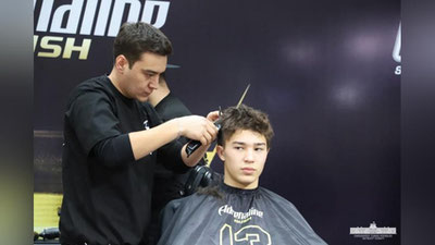 Изрображение 'Рекорд установлен: Шухрат Исматиллаев смог постричь более 100 человек за 8 часов'