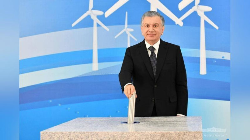 Изрображение 'Шавкат Мирзиёев заложил капсулу в первый камень ветряной электростанции в Беруни'