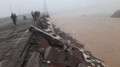 Изрображение 'В Пскенте подъем уровня воды в реке угрожает обрушить мост'