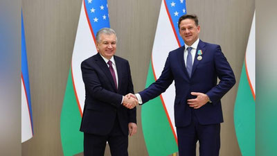 Изрображение 'Открытый диалог главы государства с бизнесменами начался с церемонии награждения'