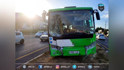 Изрображение 'В Ташкенте произошло ДТП с участием автобуса и двух легковушек (фото)'