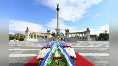 Изрображение 'Шавкат Мирзиёев возложил венок к мемориальной колонне на площади Героев в Будапеште'