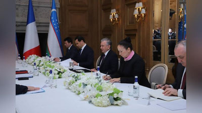 Изрображение 'Президент Узбекистана сразу по прибытии в Париж проводит встречу'