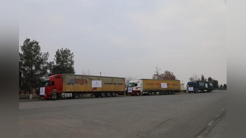 Изрображение 'Узбекистан направил в Афганистан грузовики с гуманитарной помощью'