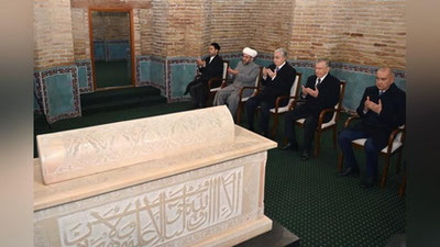 Изрображение 'Главы Узбекистана и Казахстана посетили мавзолей Толе би в Ташкенте'