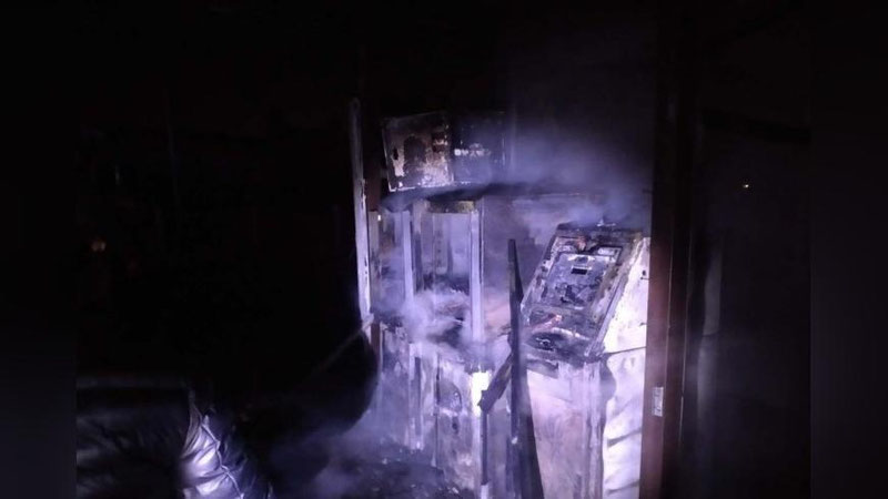 Изрображение 'В Карши сгорел банкомат с деньгами (видео)'