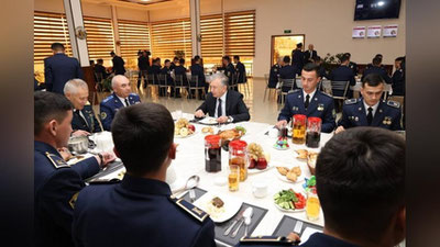 Изрображение 'Президент пообедал в Карши с курсантами Высшего военного авиационного училища (фото, видео)'