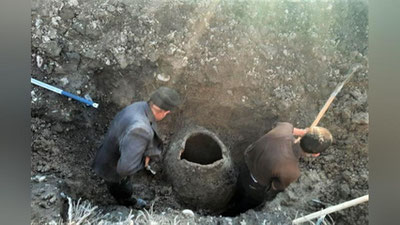 Изрображение 'Житель Денау нашел древний керамический кувшин во время рытья канавы'