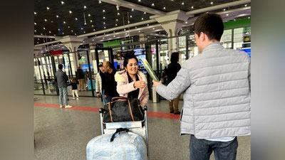 Изрображение 'Пассажирок в аэропорту Ташкента встречали с цветами (видео)'