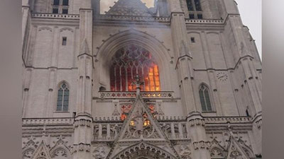 Изрображение 'Во Франции загорелся собор Святых Петра и Павла XV века (видео)'