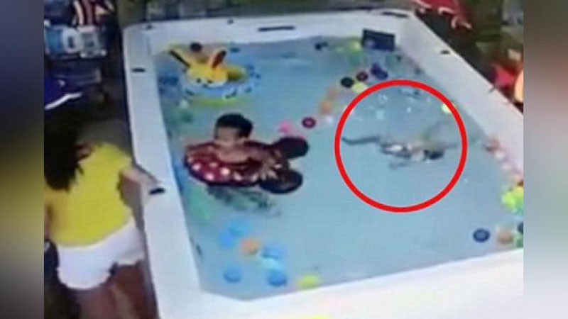 Изрображение 'УВЛЕЧЕННАЯ СМАРТФОНОМ КИТАЯНКА ПРОИГНОРИРОВАЛА ТОНУЩУЮ ДОЧЬ'