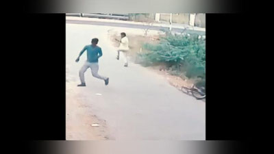 Изрображение 'ЯДОВИТАЯ КОБРА НАПАЛА НА ВЕЛОСИПЕДИСТОВ В ИНДИИ (ВИДЕО)'