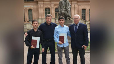 Изрображение 'Двое узбекистанцев получили дипломы тренеров-преподавателей по хоккею'