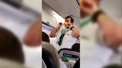 Изрображение 'Бортпроводник в США превратил предполетный инструктаж в шоу (видео)'