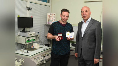 Изрображение 'Министр здравоохранения наградил ташкентского врача за героизм (фото)'