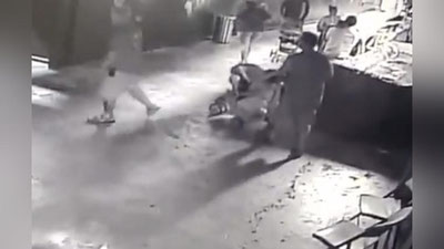 Изрображение 'ВОРЫ ПОХИТИЛИ РЕДКУЮ АКУЛУ С ПОМОЩЬЮ ДЕТСКОЙ КОЛЯСКИ (ВИДЕО)'