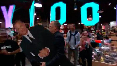 Изрображение 'Том Хэнкс на спор ограбил магазин (видео)'