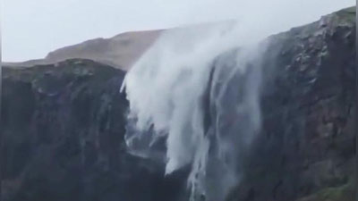 Изрображение 'СИЛЬНЫЙ ВЕТЕР В ШОТЛАНДИИ "ЗАДУЛ" ВОДОПАД ОБРАТНО НА ГОРУ (ВИДЕО)'