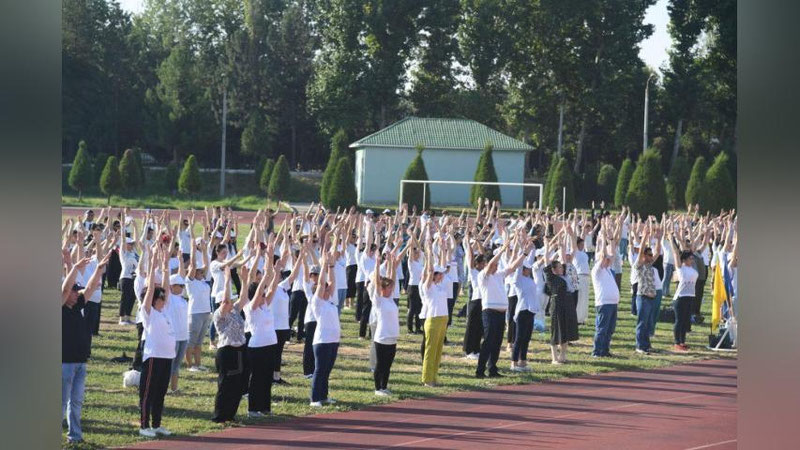 Изрображение 'Сторонников здорового образа жизни не испугала жара в Ташкенте (фото)'