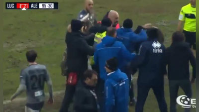 Изрображение 'УДАР ГОЛОВОЙ: ИТАЛЬЯНСКИЙ ТРЕНЕР ПОВТОРИЛ ПОСТУПОК ЗИДАНА (ВИДЕО)'