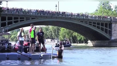 Изрображение 'Мэр Парижа Анн Идальго искупалась в Сене (видео)'