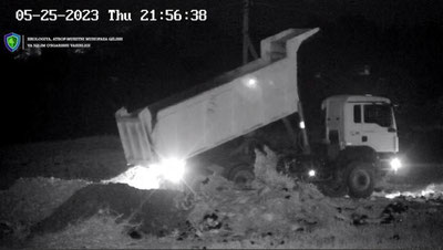 'Yangiyo`lda fuqaro o`zi tashlagan chiqindilarni yig`ib oldi va 3 million 300 ming so`m jarima ham to`ladi (video)'ning rasmi