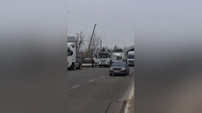 Изрображение 'Узбекистан и Таджикистан могут отменить разрешения для транзитного проезда грузовиков'