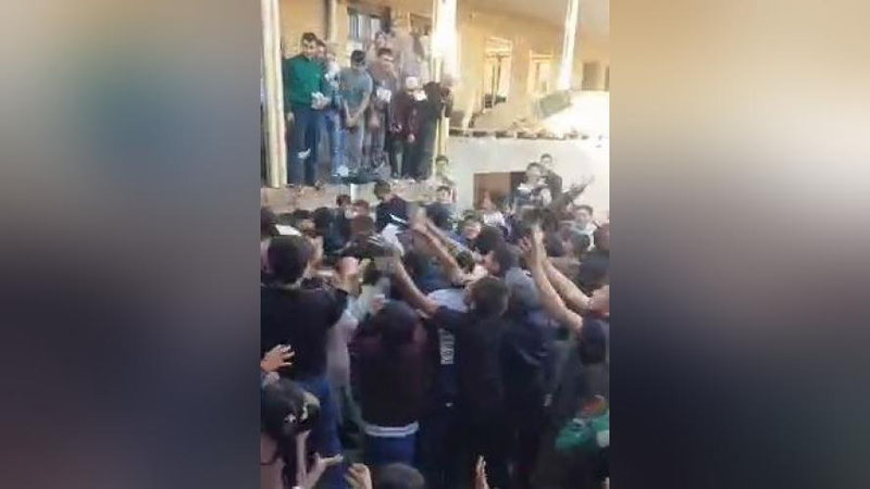 Изрображение 'Жителя Ургута пригласили в ОВД после того, как он засыпал деньгами толпу детей (видео)'