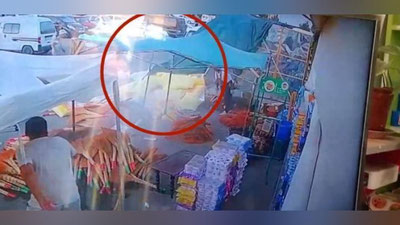 Изрображение 'На рынке в Навои мешки с мукой обрушились на прохожую (видео)'