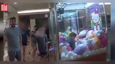 Изрображение 'В Австралии мальчик застрял в автомате с игрушками (видео)'