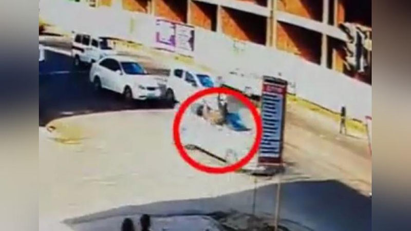 Изрображение 'В Самарканде водитель "Нексии" сбил велосипедиста: инцидент попал на видео'