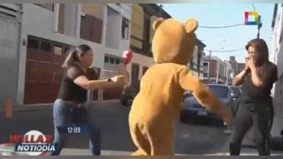 Изрображение 'В Перу полицейский в костюме медведя задержал наркобаронессу (видео)'