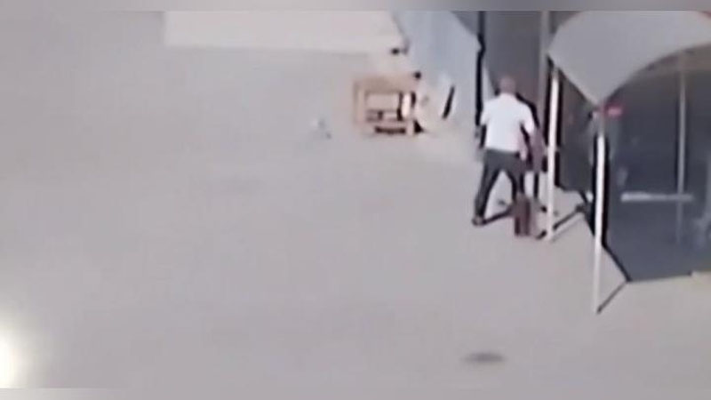 Изрображение 'В Андижане возмущенный изъятием автомобиля водитель разбил нос инспектору ДПС (видео)'