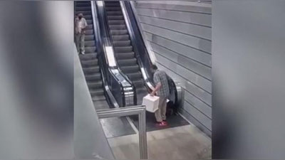 Изрображение 'В Москве пассажира метро спасла быстрая реакция от падения в механизм эскалатора (видео)'
