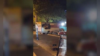 Изрображение 'Грузовик въехал в ворота рядом с Белым домом в США (видео)'